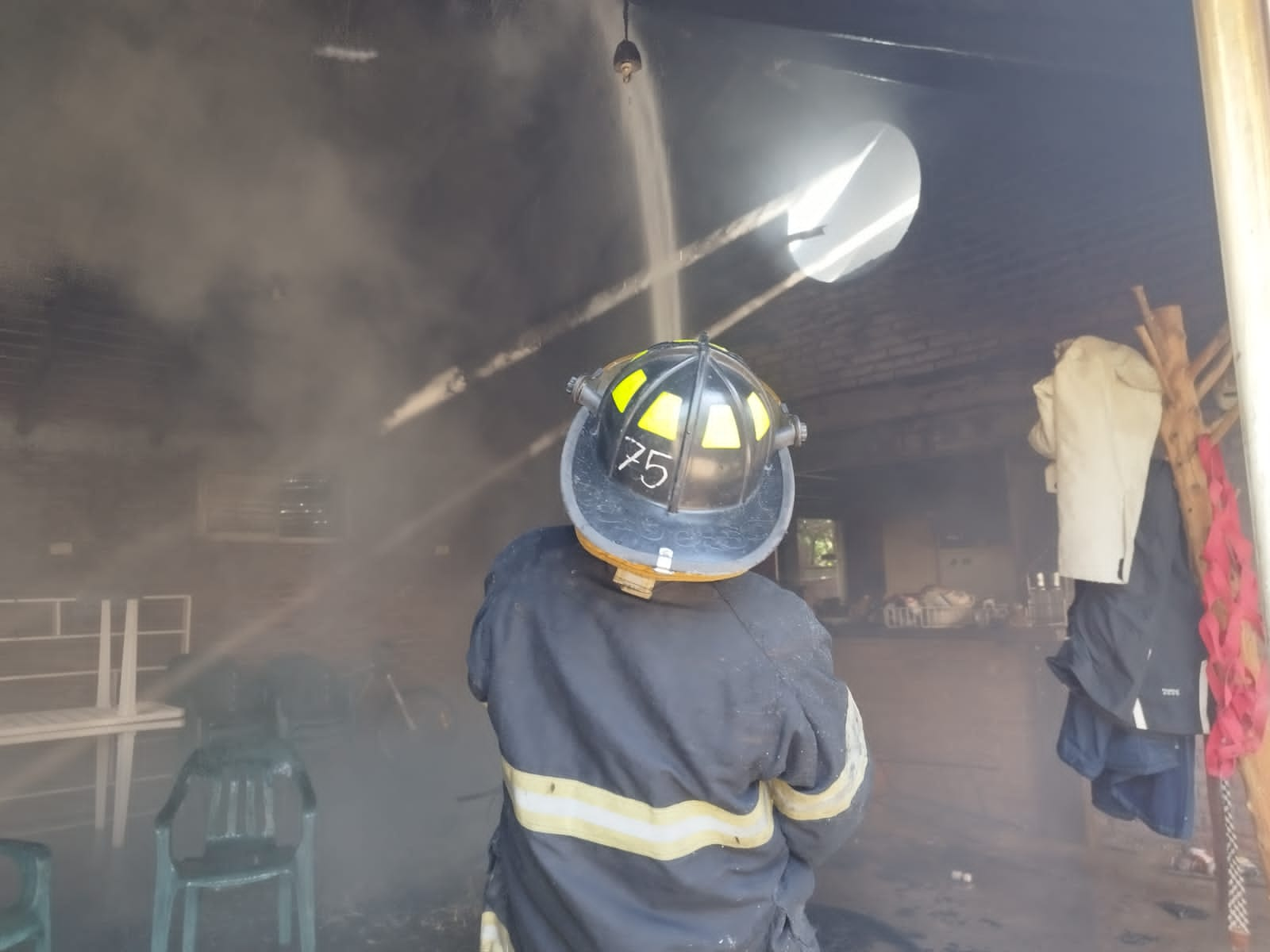 Bomberos combatieron durante cinco horas un incendio en Funes: hubo pérdidas totales